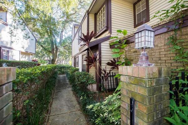 LAUREL OAKS AT COUNTRY WOODS CONDO