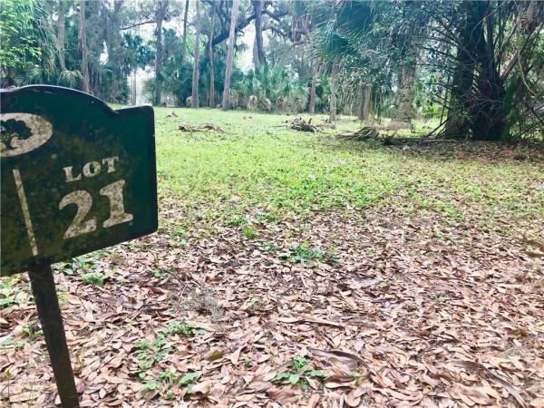 HIDDEN OAKS LAKEFRONT CNTRY ES