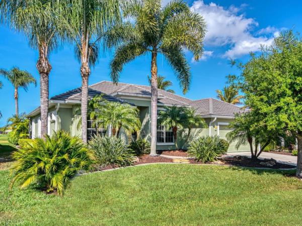 PELICAN POINTE GOLF & COUNTRY