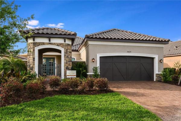 ESPLANADE @ ARTISAN LAKES