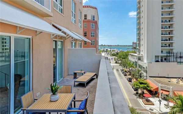 1350 MAIN RESIDENTIAL