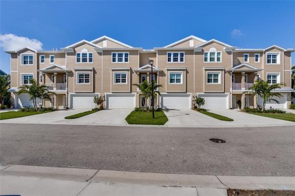 THE LANDINGS AT CORAL CREEK