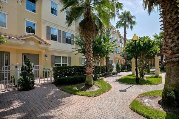 GRANDE OAKS AT HEATHROW