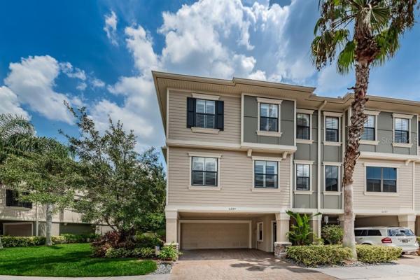 TOWNHOMES AT PELICAN POINTE