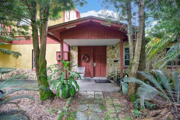 LAKE MARKHAM ESTATES