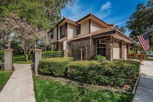 LAUREL OAKS AT COUNTRY WOODS CONDO