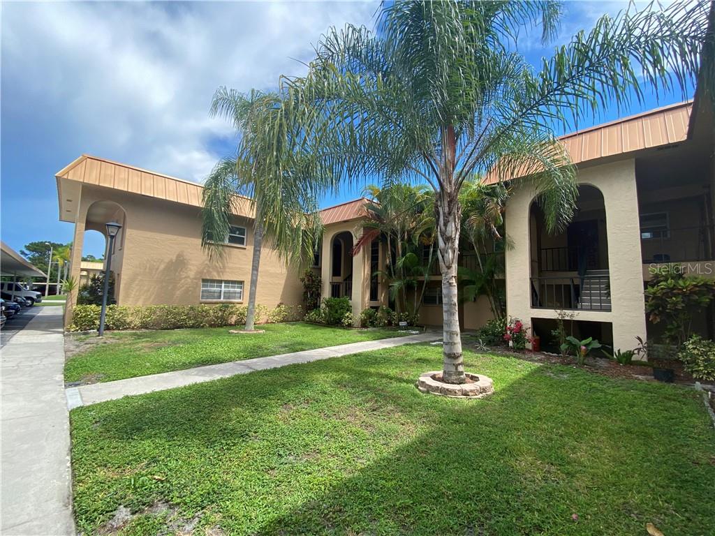 ROYAL PINES CONDO - фото