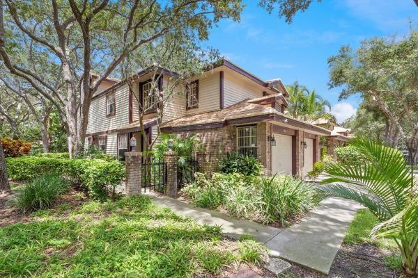 LAUREL OAKS AT COUNTRY WOODS CONDO