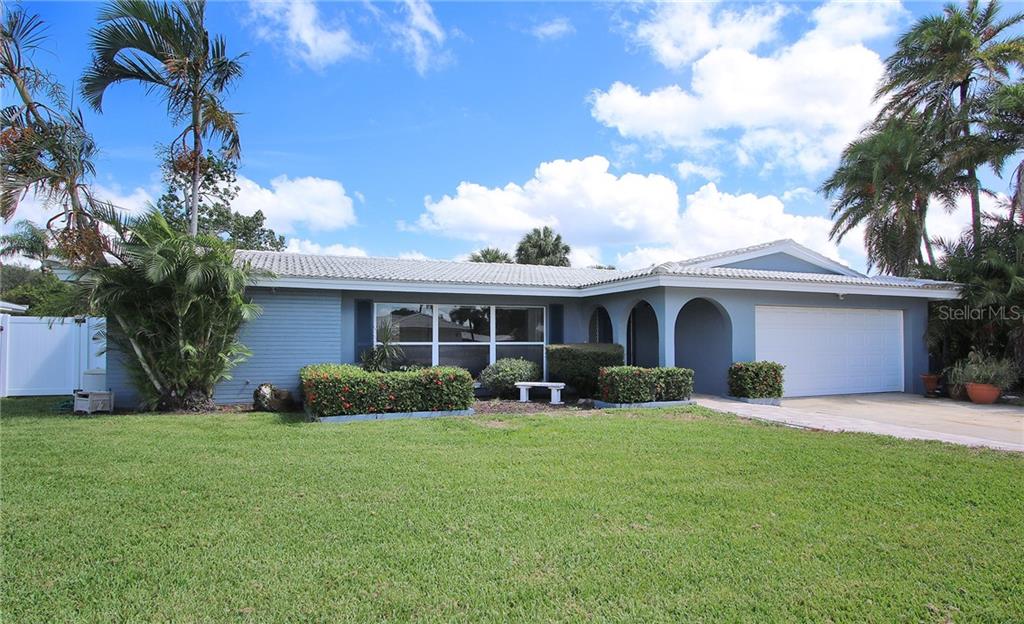 HILLCREST MANOR - фото