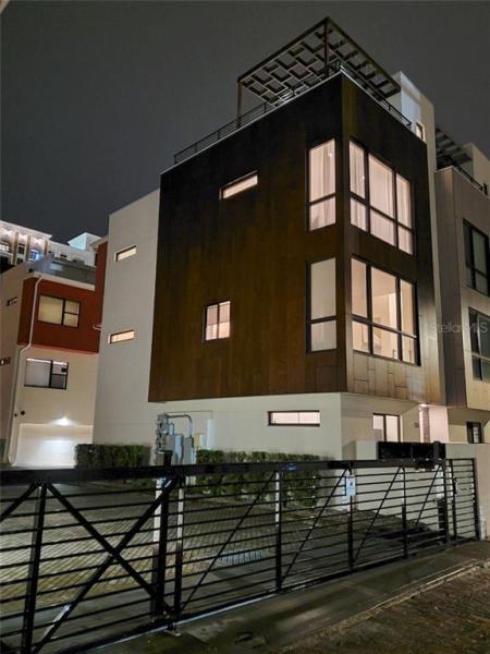 ARLINGTON & 8TH TWNHMS