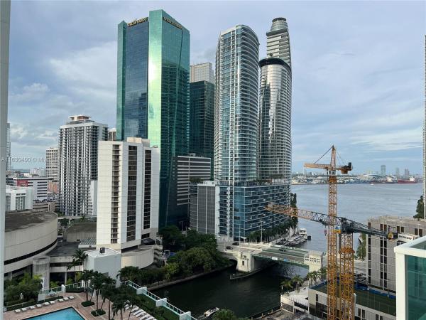 BRICKELL ON THE RIVER S T