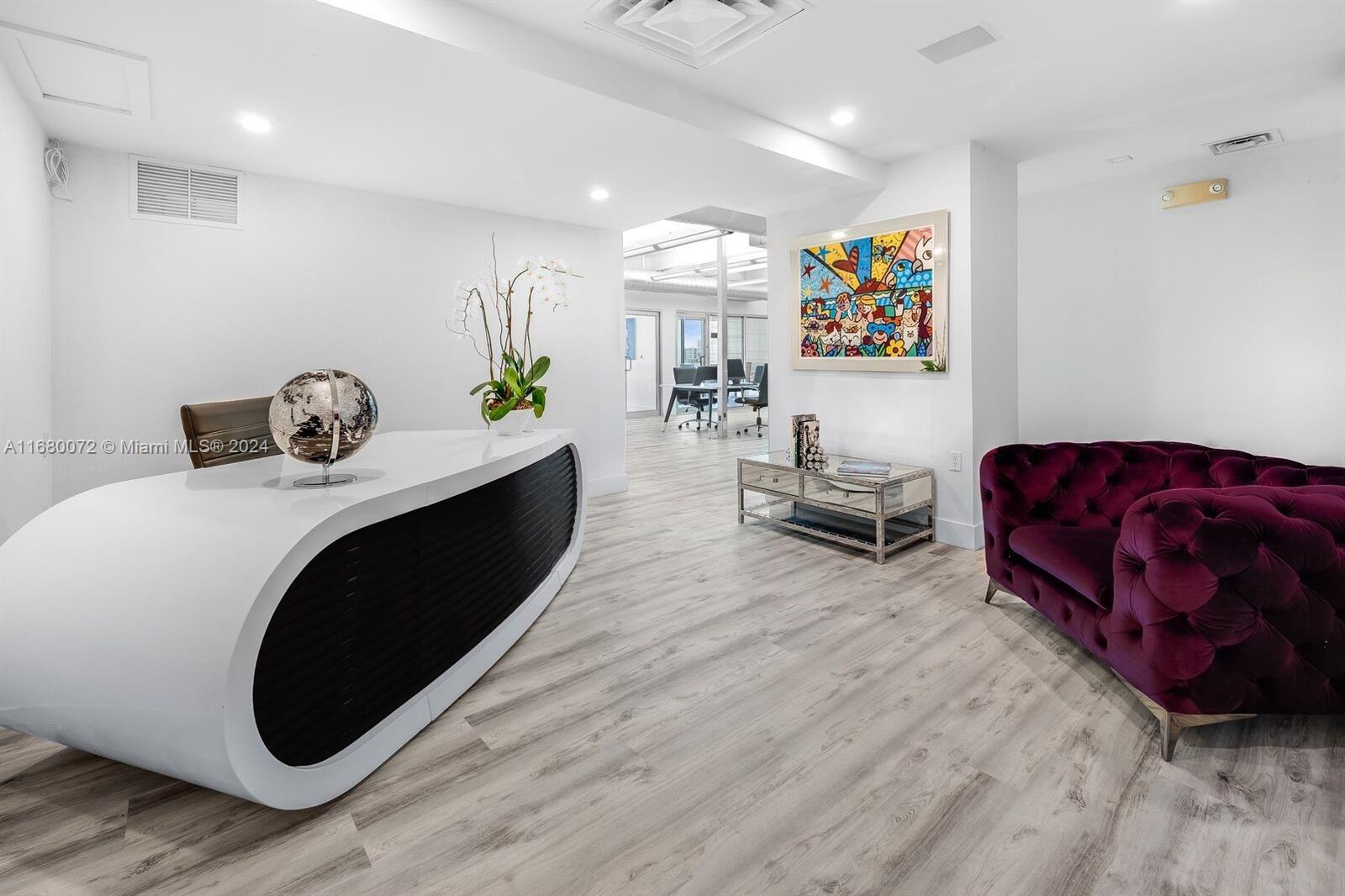 Commercial - фото