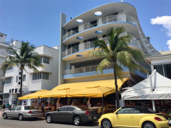 THE STRAND ON OCEAN DRIVE