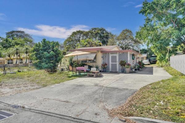HOLLYWOOD COUNTRY ESTATES