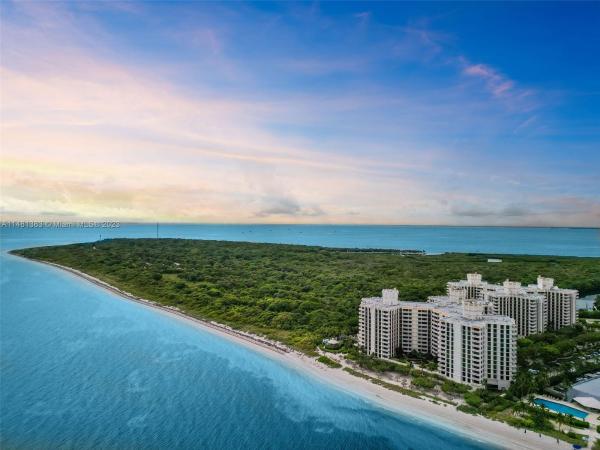 TOWERS OF KEY BISCAYNE - фото