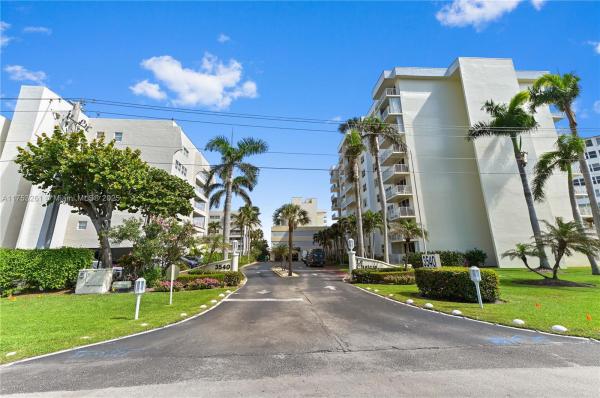 LE CHATEAU ROYAL CONDO