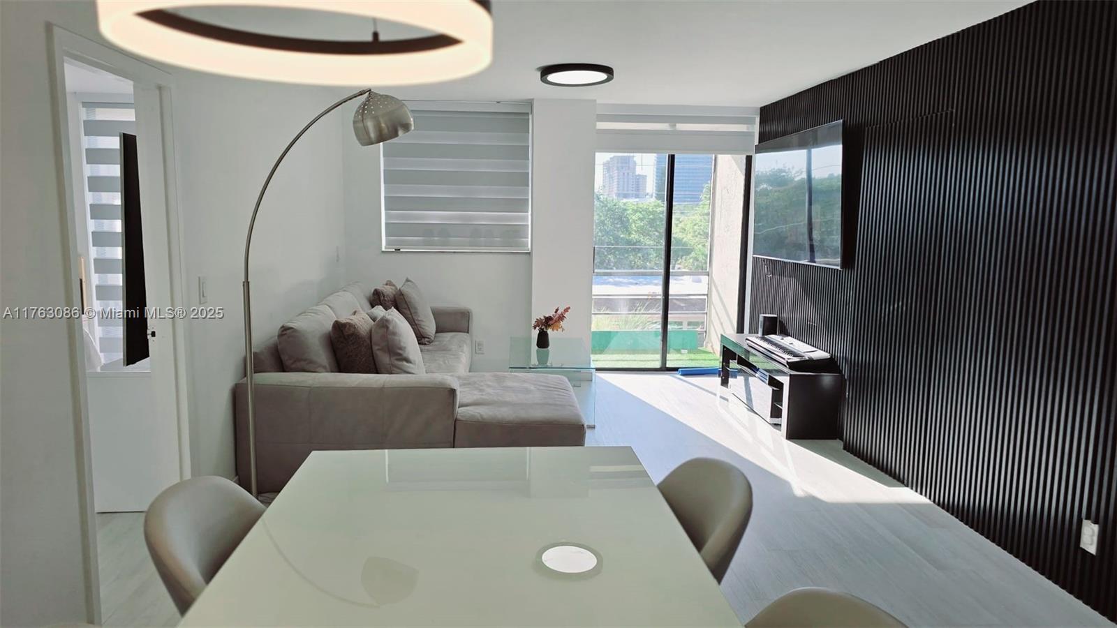 CARLTON BAY CONDO - фото