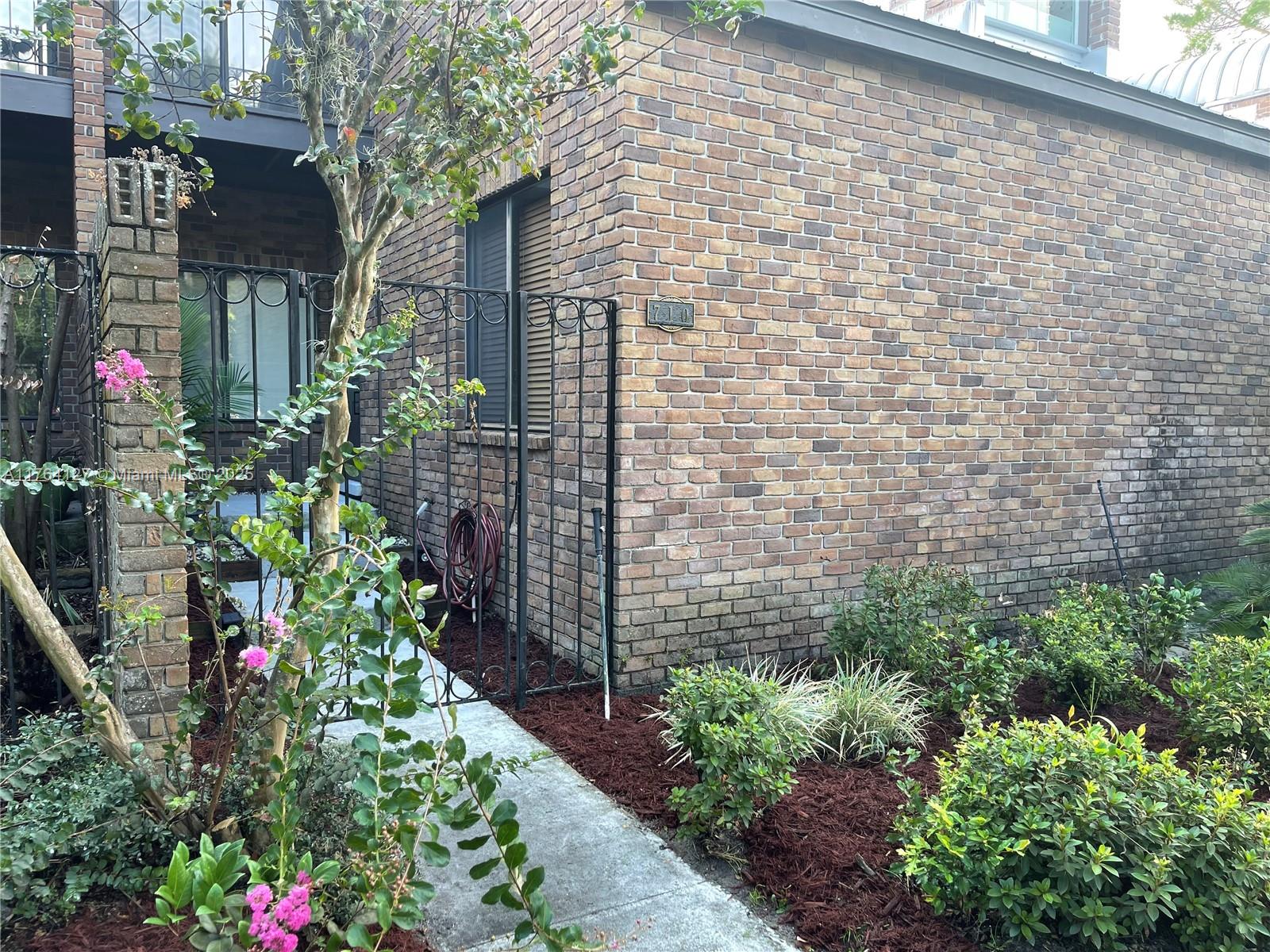 Townhouse - фото