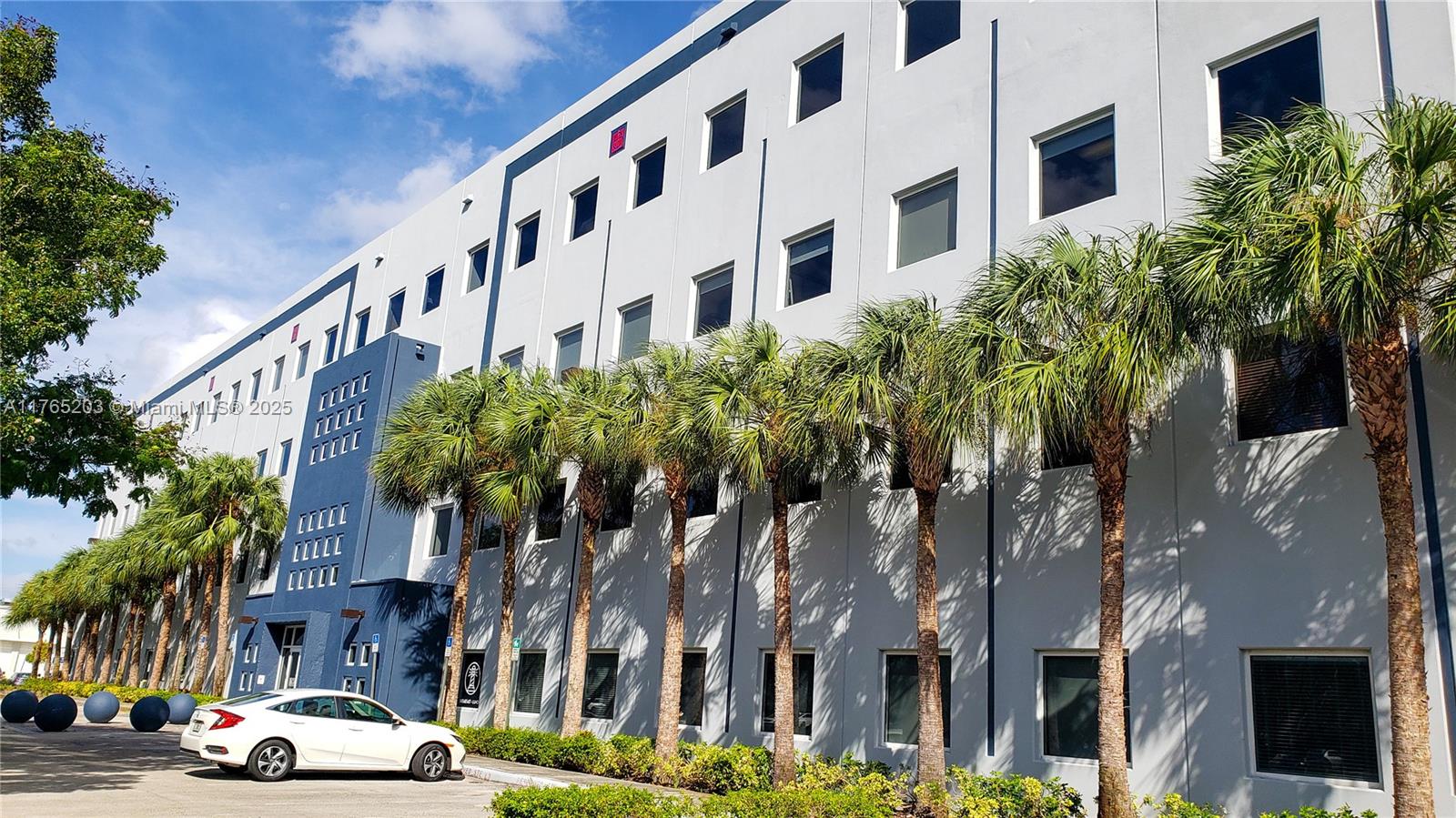 Commercial - фото