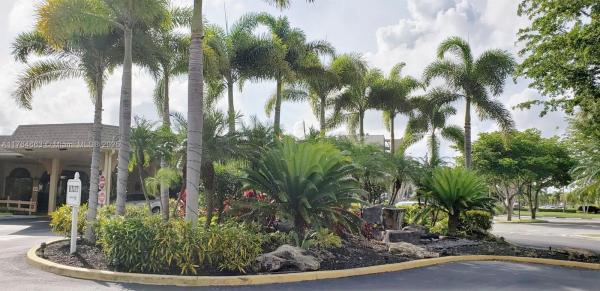 Poinciana Place Condomini