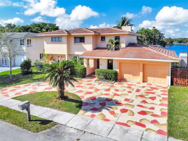 FOUR PALM LAKES AT PEMBRO