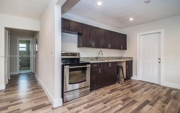 HOLLYWOOD LITTLE RANCHES