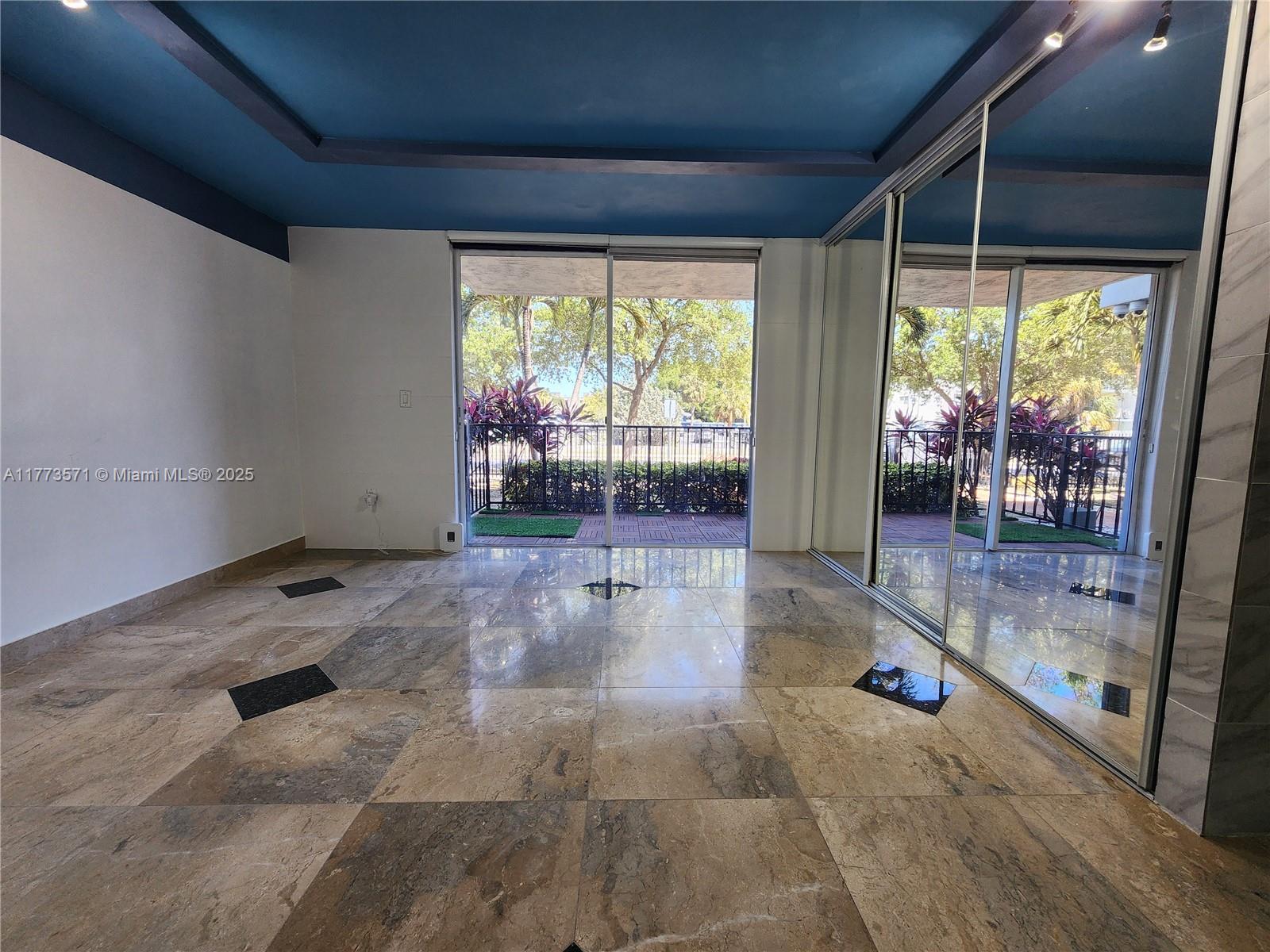 THREE HORIZONS EAST CONDO - фото