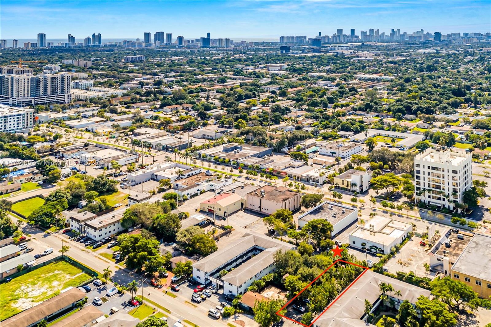 HOLLYWOOD LITTLE RANCHES - фото