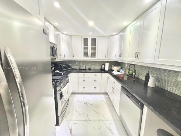 3140 S OCEAN DR #2411, HALLANDALE BEACH, FL 33009