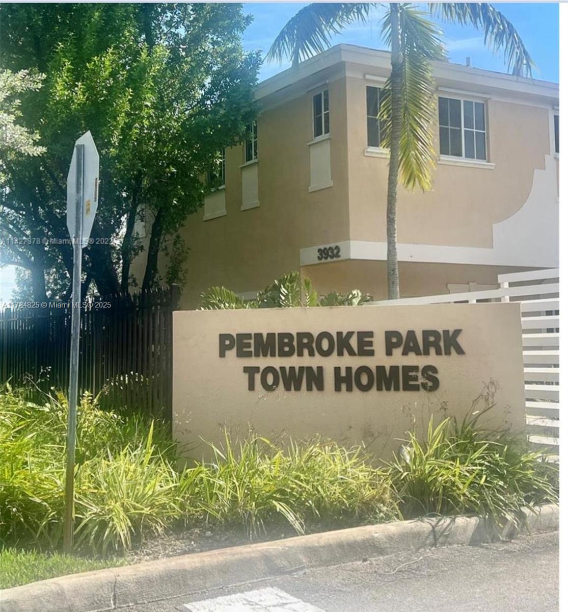 PEMBROKE PARK TOWN HOMES - фото