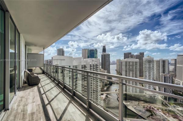 90 SW 3RD ST #4301, MIAMI, FL 33130