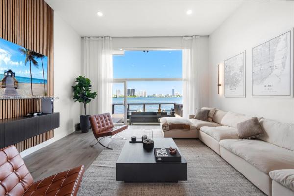 VILLAS ON THE BAY CONDO