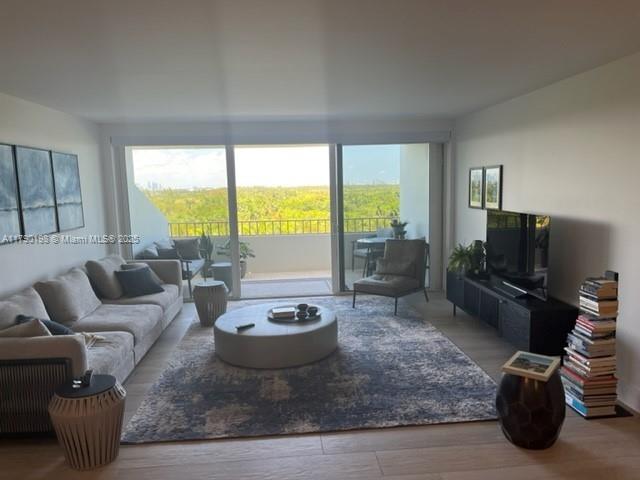 KEY BISCAYNES COMMODORE C - фото