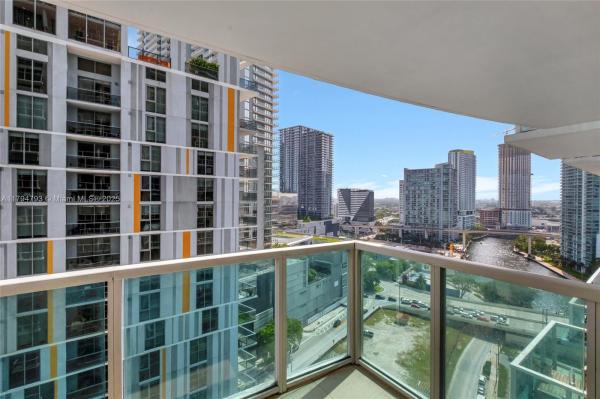 BRICKELL ON THE RIVER S