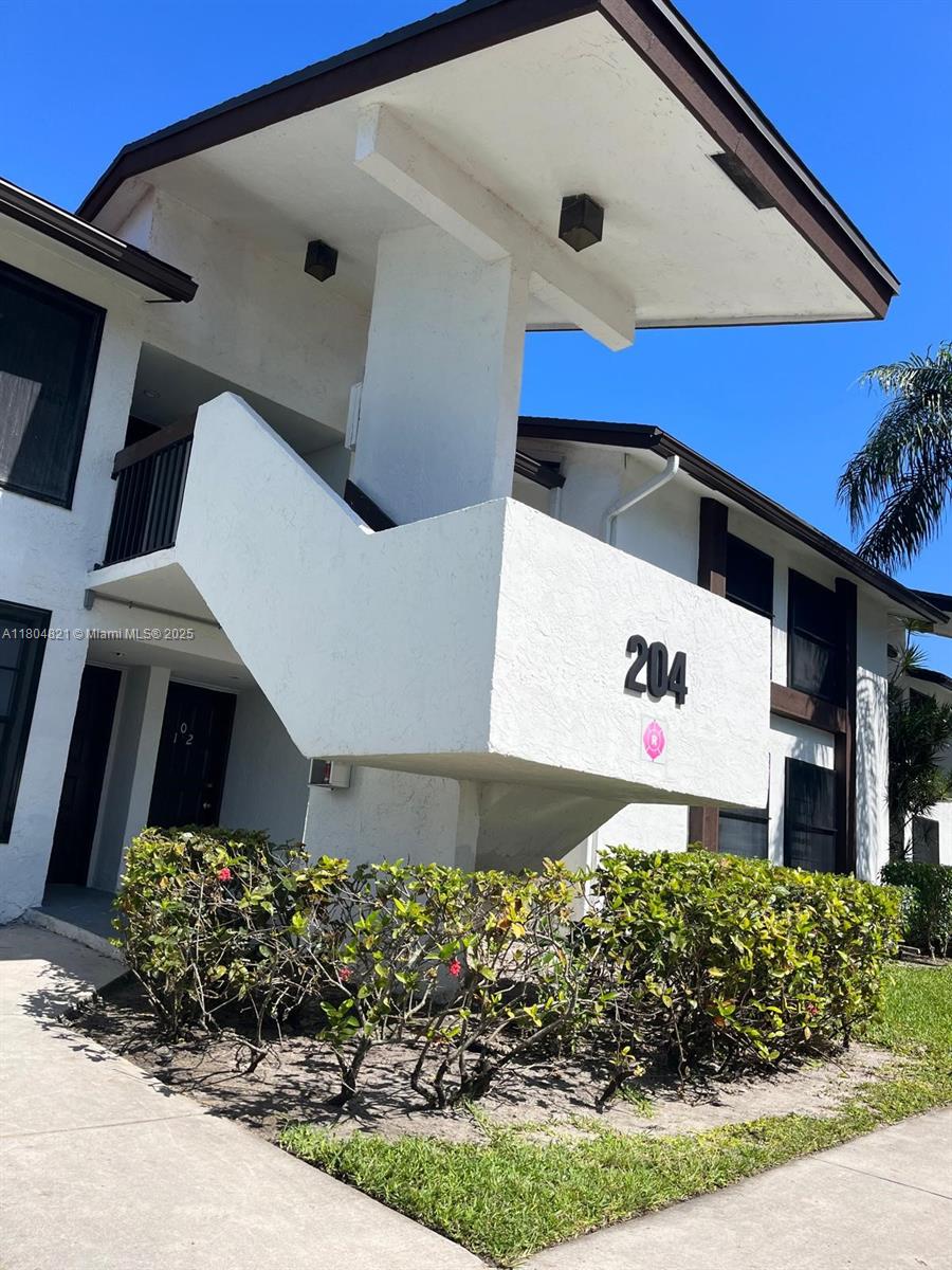 LAKE POINTE CONDOMINIUM N - фото