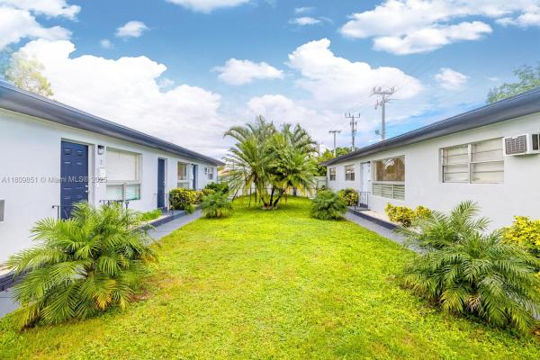 ¤HOLLYWOOD LITTLE RANCHES