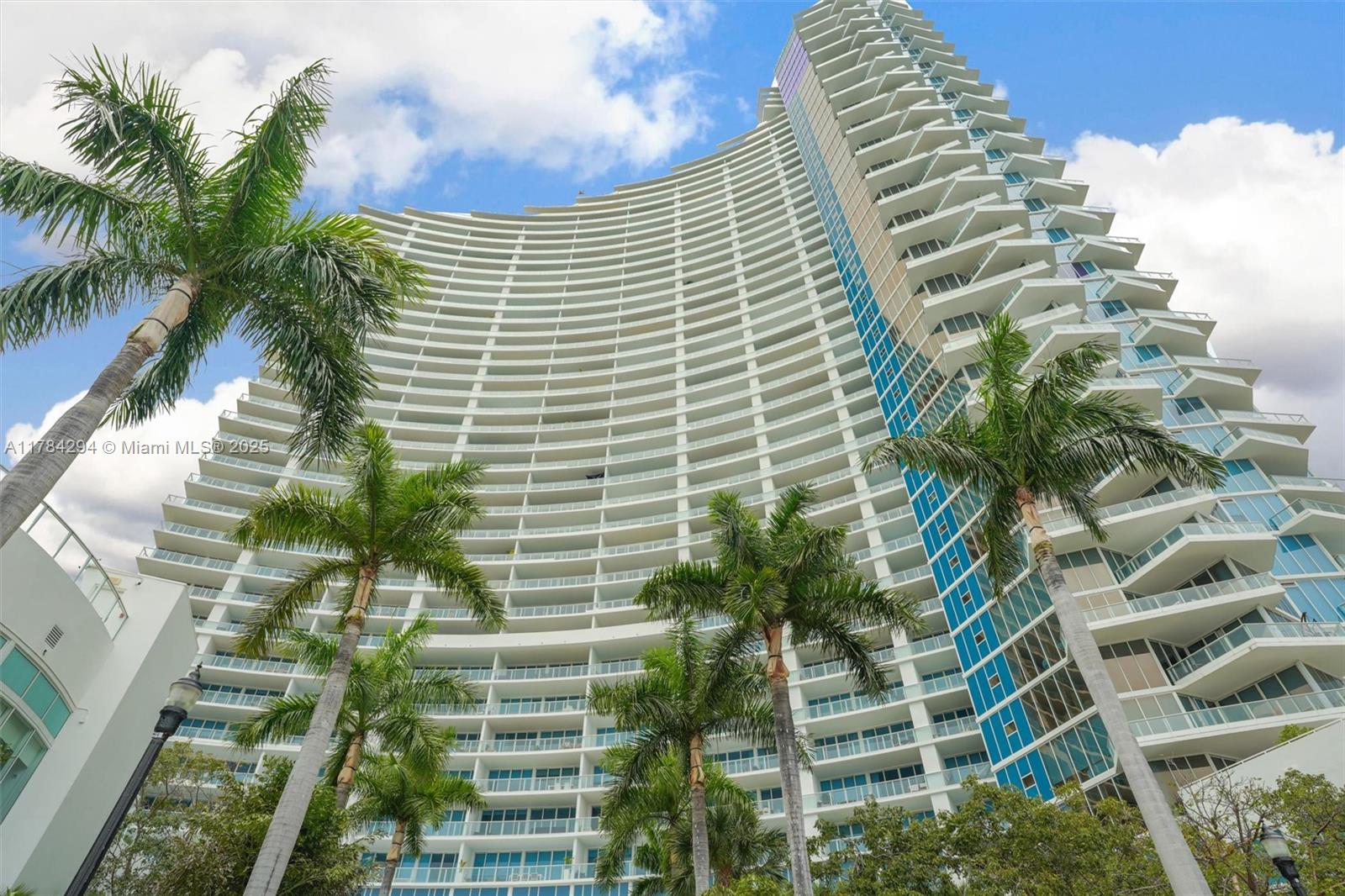 PARAMOUNT BAY CONDO - фото