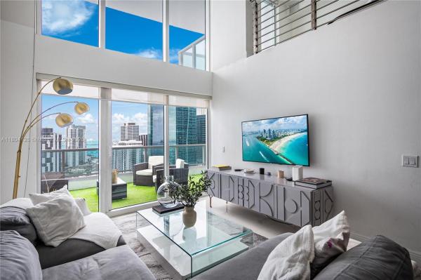 BRICKELL ON THE RIVER S T