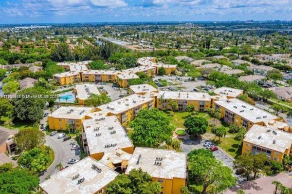 HERITAGE CIRCLE CONDO