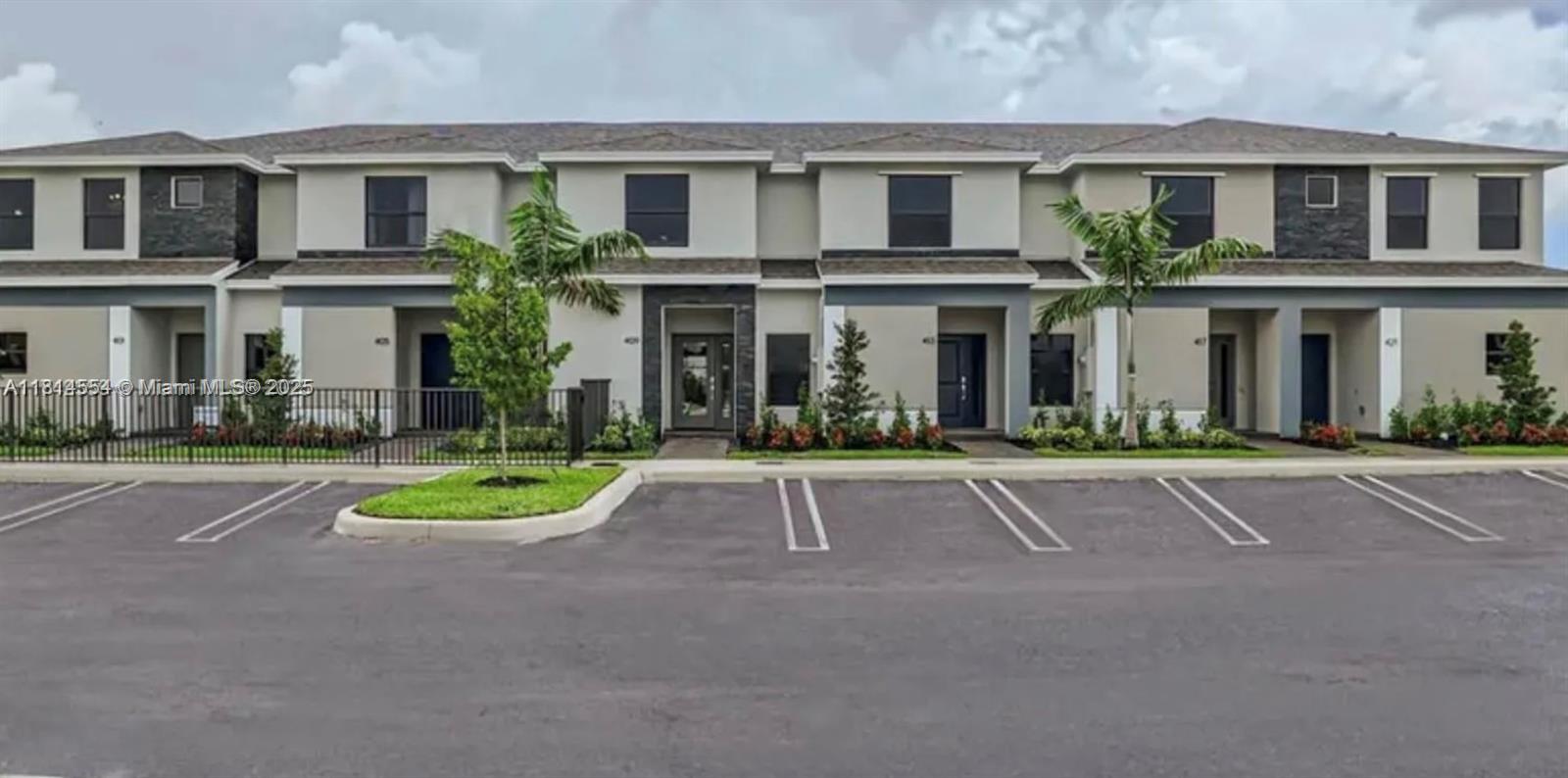 Sebastian Place - фото