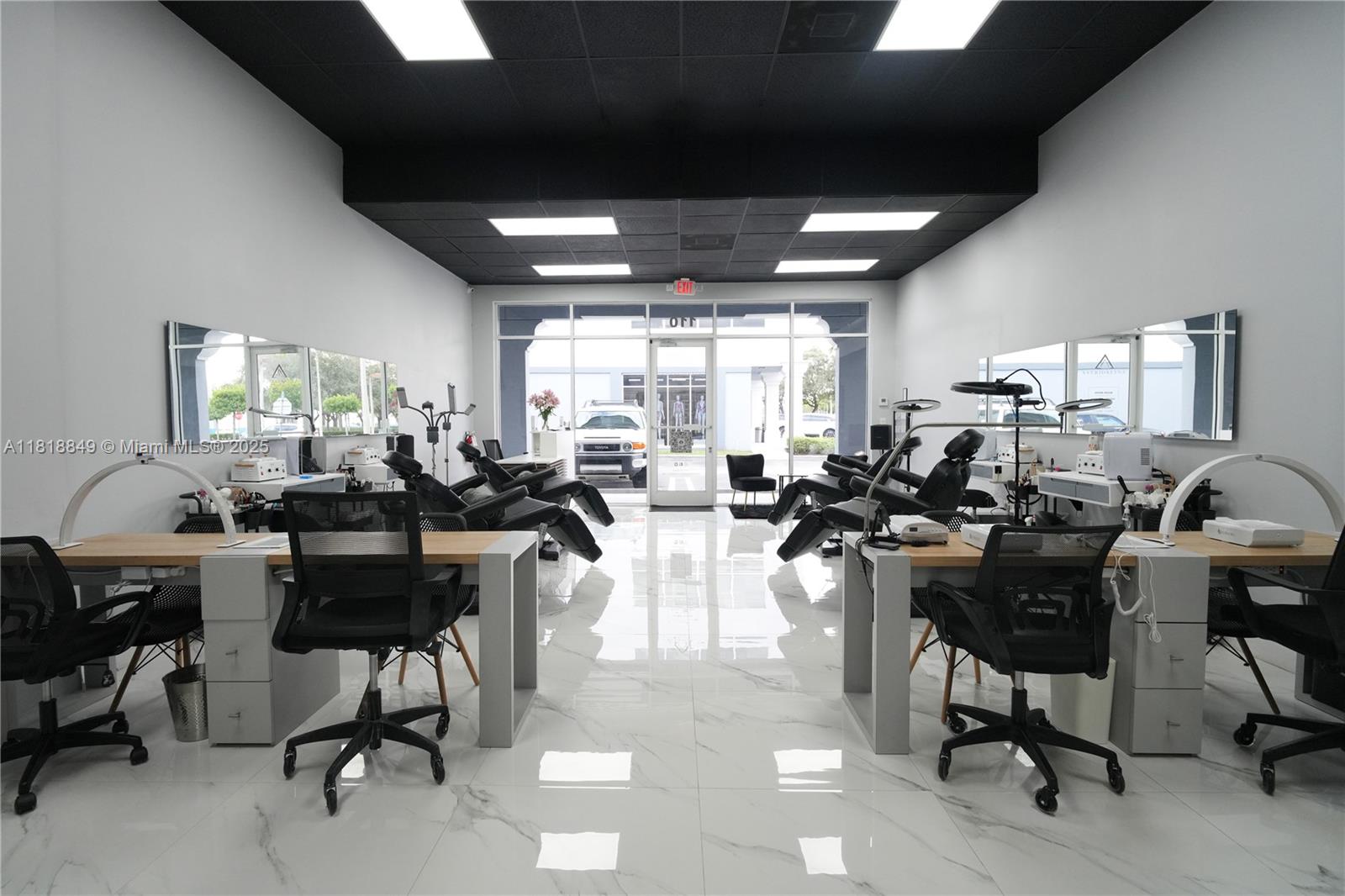 Commercial - фотография Commercial - фото