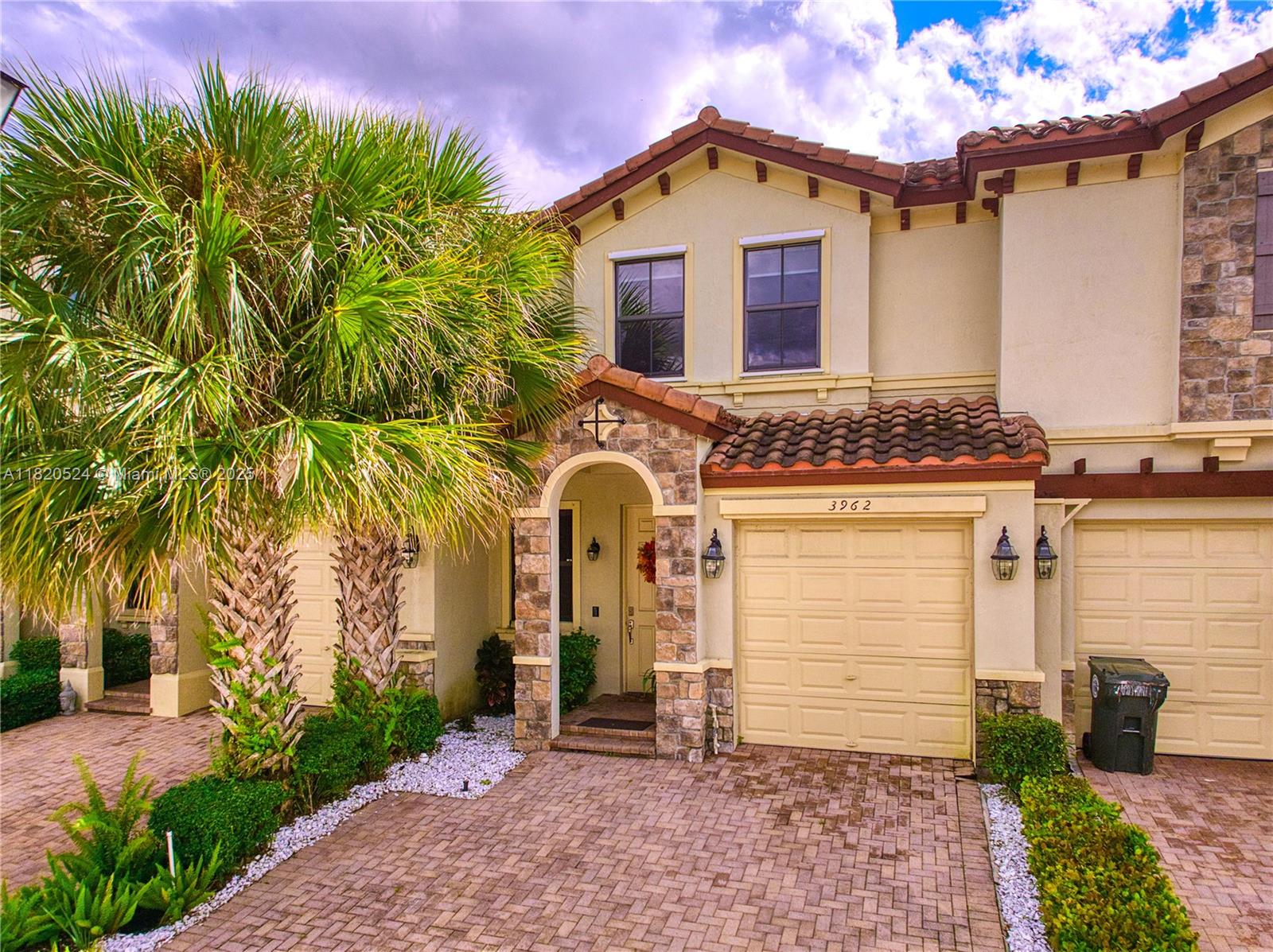 SIMONTON COURT - фото