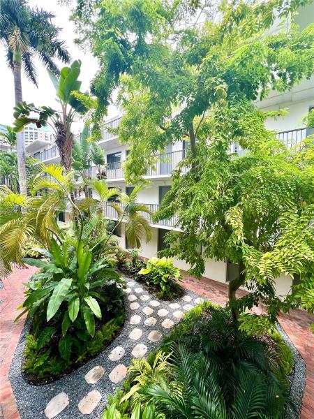 COURTYARDS OF THE GROVE