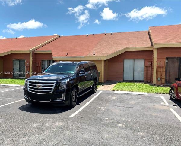 ORCHARD LAKE TOWN HOUSES