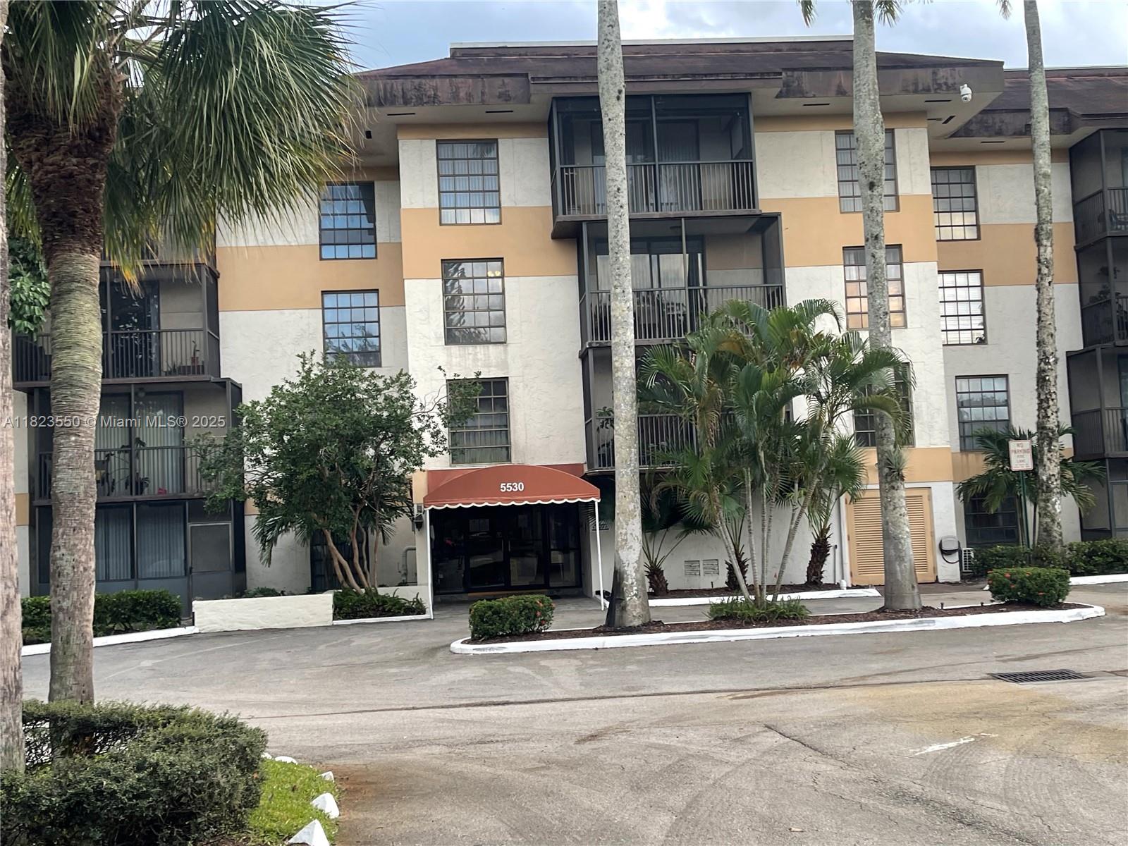 INVERWOOD CONDO - фото