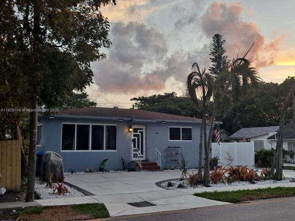 HOLLYWOOD LITTLE RANCHES