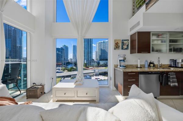 BRICKELL ON THE RIVER S T