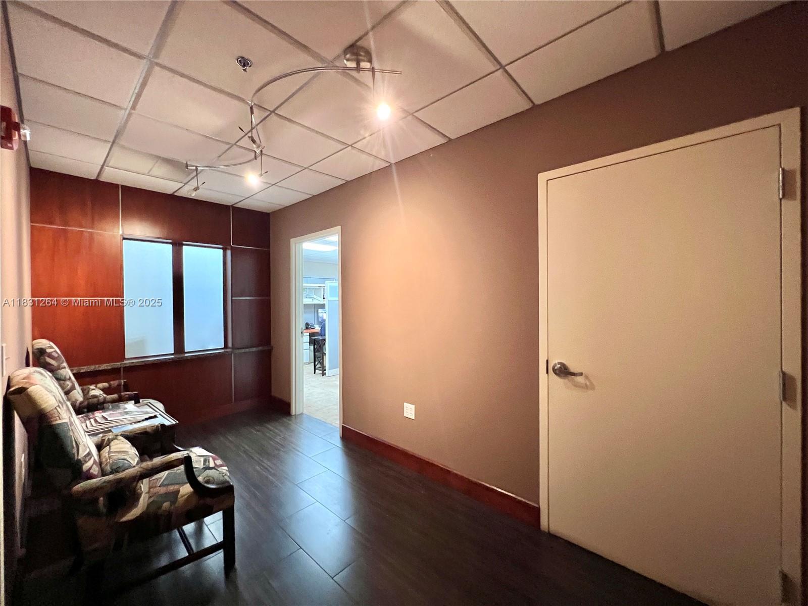 Commercial - фото