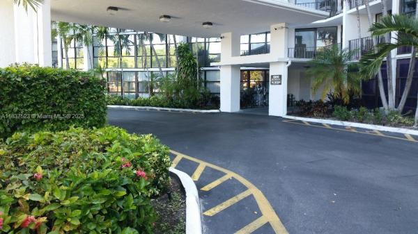 800 PARKVIEW DR #226, HALLANDALE BEACH, FL 33009