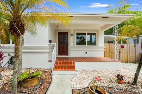 HOLLYWOOD LITTLE RANCHES